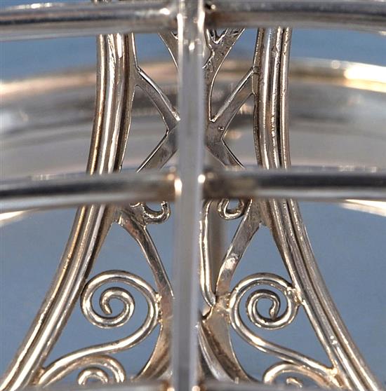 A good George V Arts & Crafts silver seven bar toast rack, Diameter :7 ¼”/183mm Height 5 ¼”/135mm Weight: 17.2oz/487grms
